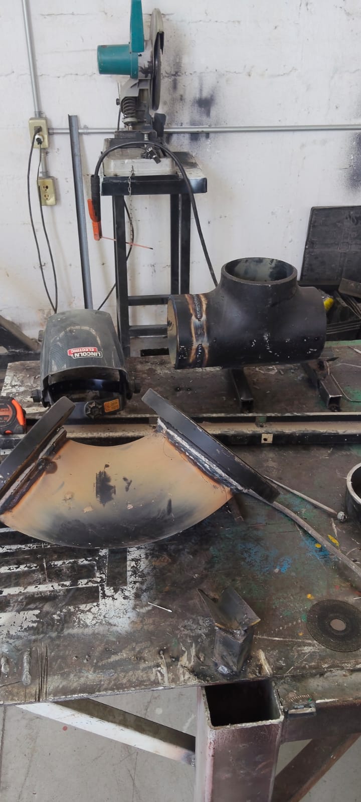 Soldadura industrial en tramo de tubería en sitio
